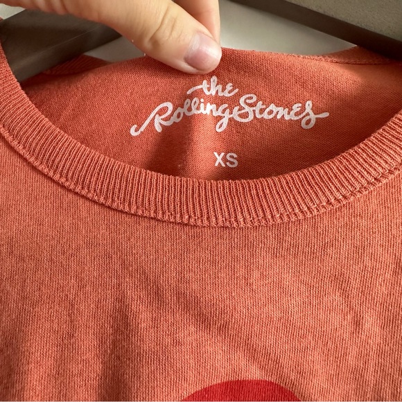 ✨ NWOT FREE PEOPLE Rolling Stones cropped band tee - Picture 2 of 4